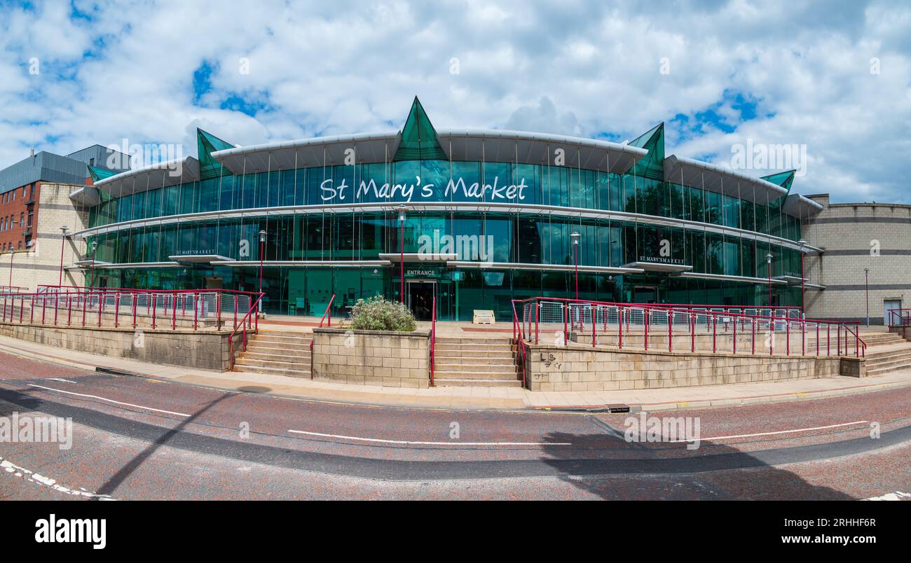 La façade vitrée du marché de St Mary à St Helens. Banque D'Images