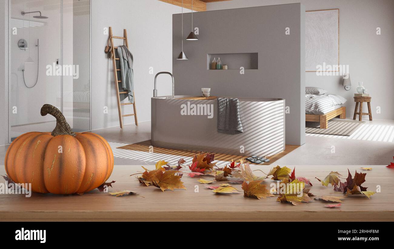 Citrouilles d'automne encore la vie sur la table en bois. Thanksgiving Halloween décoration sur scène de design d'intérieur. Salle de bain blanche minimale avec baignoire et resi Banque D'Images