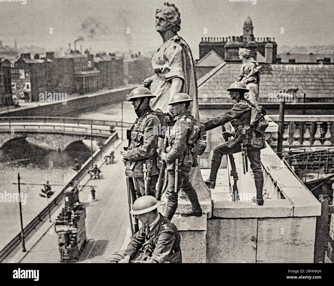 Une photographie du début du 20e siècle des troupes britanniques sur le toit des four courts à Dublin, lors d'un cessez-le-feu. Pendant la guerre civile de 1922-23, le bâtiment a été bombardé et brûlé. Banque D'Images