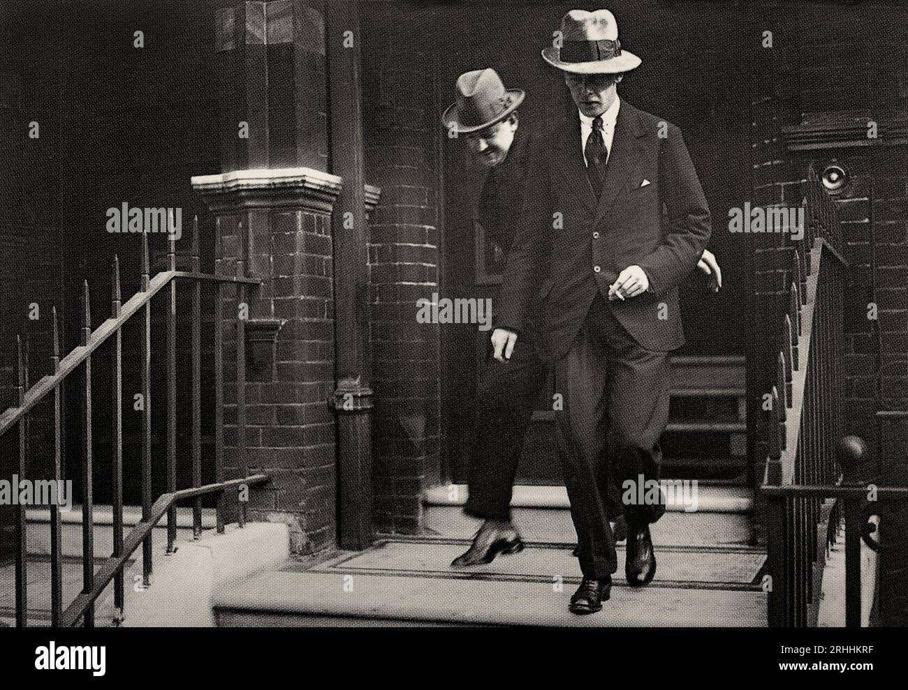 Une photographie du début du 20e siècle d'Emmet Dalton, le garde du corps de Michael Collins le conduisant depuis leur quartier général de Londres à South Kensington lors des négociations pour le traité anglo-irlandais en 1921. Banque D'Images