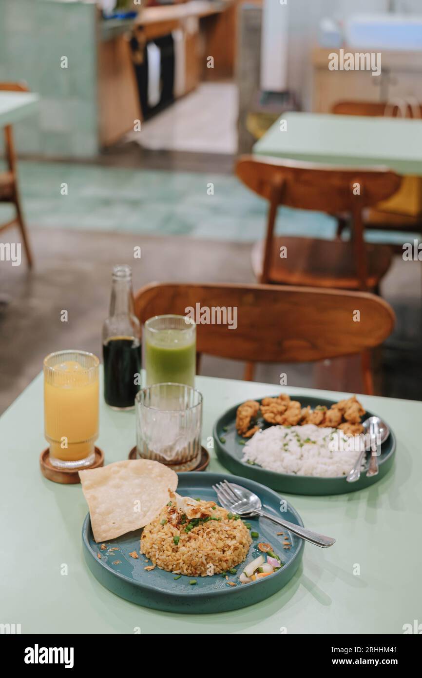 Portrait ou mise au point verticale et sélective de plusieurs types d'aliments et de boissons sur la table pastel vert sauge avec fond flou Banque D'Images