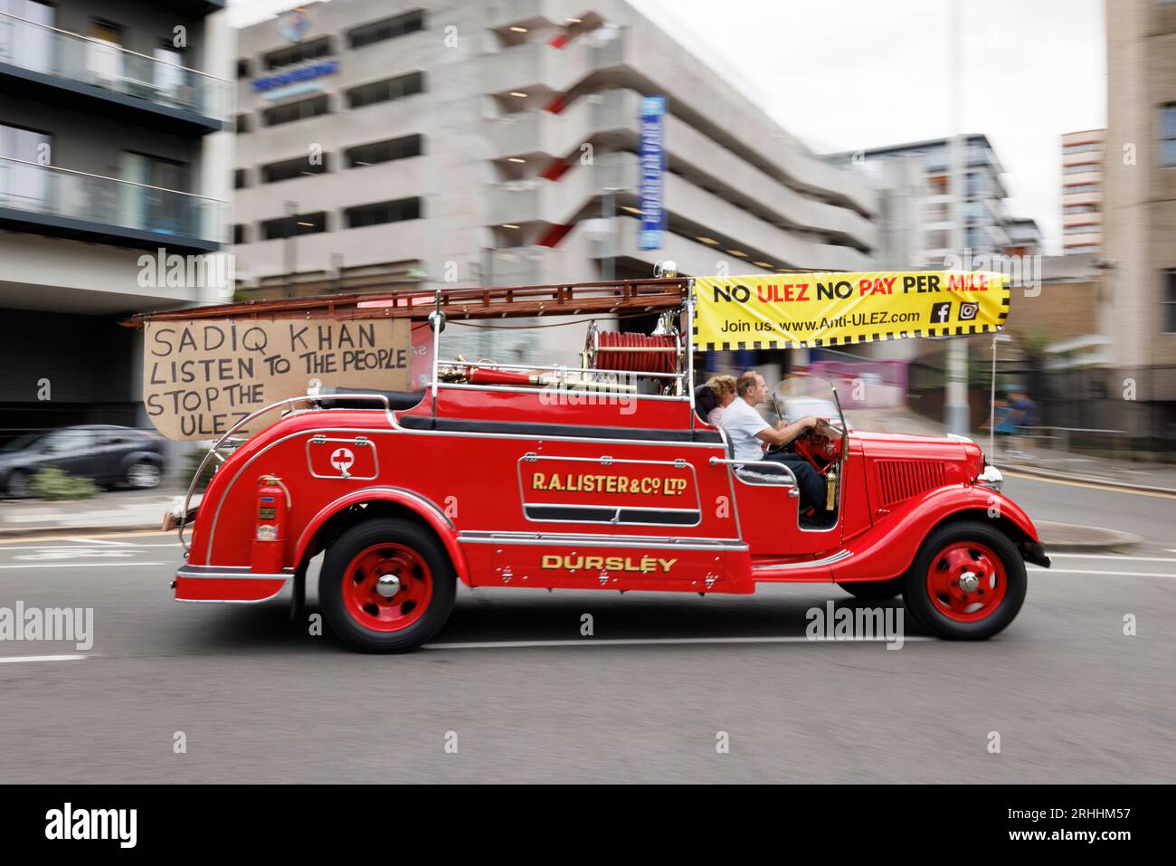 [Modèle de voiture identifié] les habitants d’Uxbridge et Hiliingdon organisent une manifestation pour protester contre le projet d’extension de la zone ULEZ de Sadiq Khan. Pic Banque D'Images