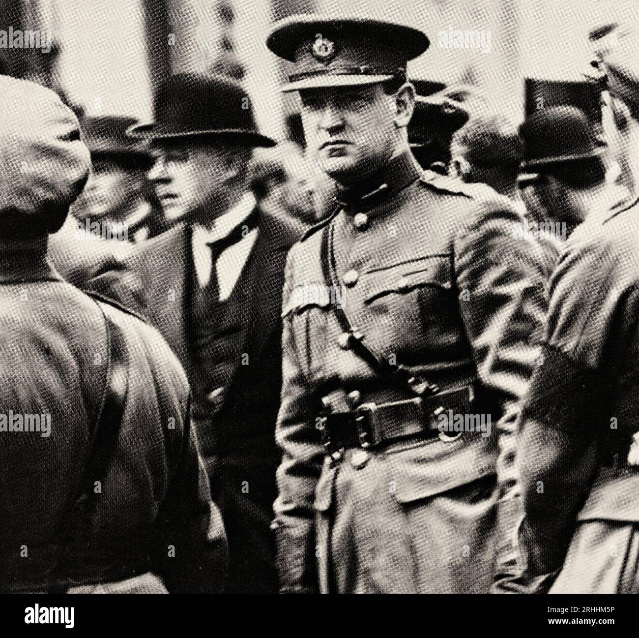 Photographie du début du 20e siècle de Michael Collins (1890-1922) aux funérailles d'Arthur Griffith (1871-1922), mort de surmenage. Peu de temps plus tard, Collins a été abattu par des insurgés anti-traité dans une embuscade dans l'ouest de Cork. Banque D'Images
