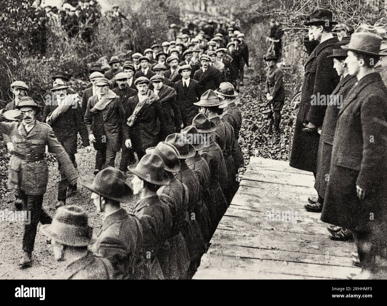 Une photographie du début du 20e siècle d'Eamon de Valera inspectant les troupes anti-traité pendant la guerre civile de 1922-23. Banque D'Images