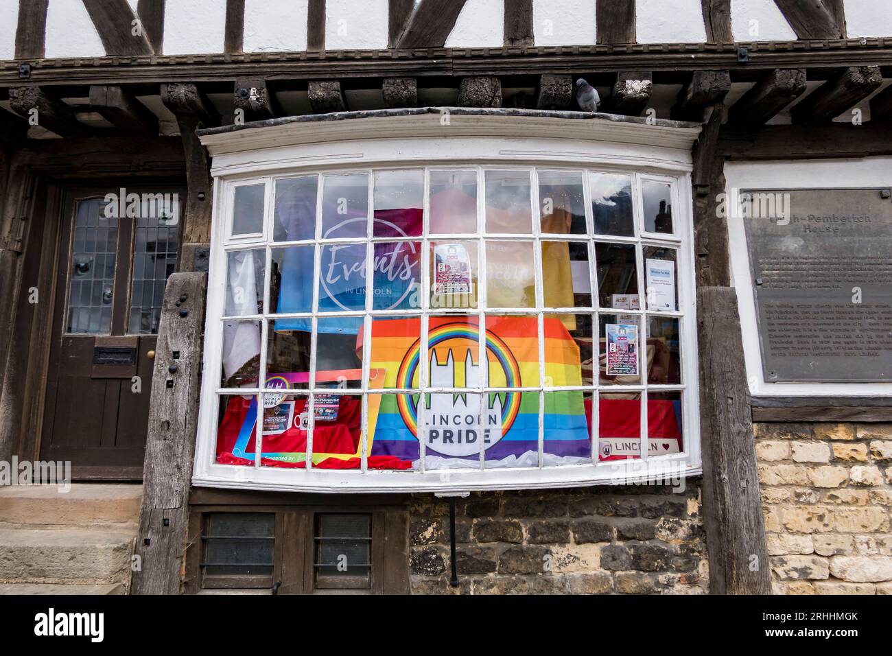 Lincoln Pride drapeau dans la fenêtre du magasin d'information touristique Leigh - Pemberton House, Castle Hill, Lincoln City, Lincolnshire, Angleterre, ROYAUME-UNI Banque D'Images