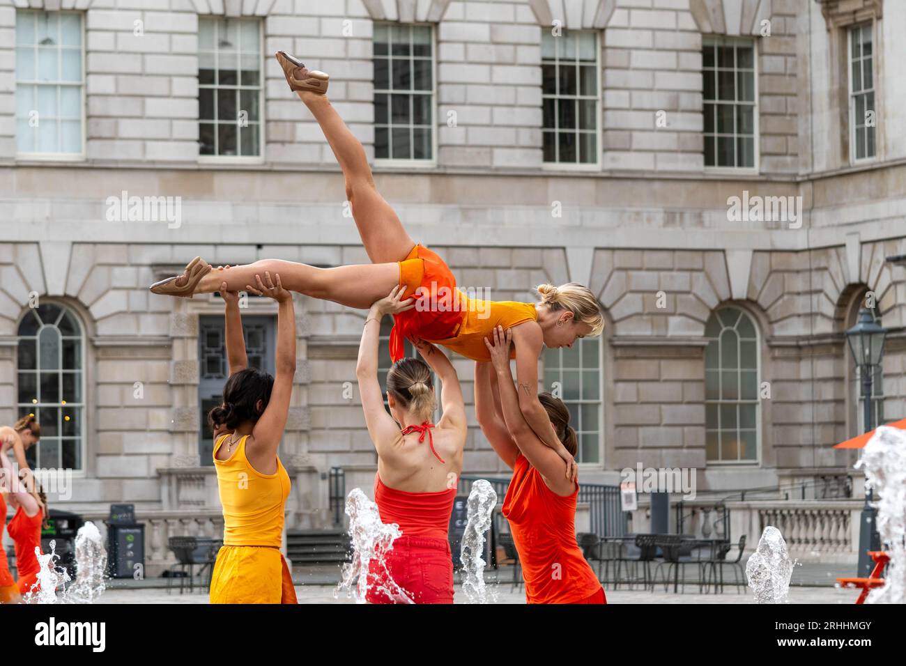 Londres, Royaume-Uni, le 17 août 2023, les danseurs de Shobana Jeyasingh Dance répètent le contrepoint dans les fontaines de Somerset House avant les représentations de ce week-end dans le cadre du festival Inside Out du conseil municipal de Westminster, Andrew Lalchan Photography/Alamy Live News Banque D'Images