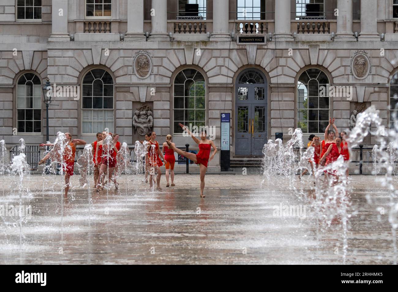 Londres, Royaume-Uni, le 17 août 2023, les danseurs de Shobana Jeyasingh Dance répètent le contrepoint dans les fontaines de Somerset House avant les représentations de ce week-end dans le cadre du festival Inside Out du conseil municipal de Westminster, Andrew Lalchan Photography/Alamy Live News Banque D'Images