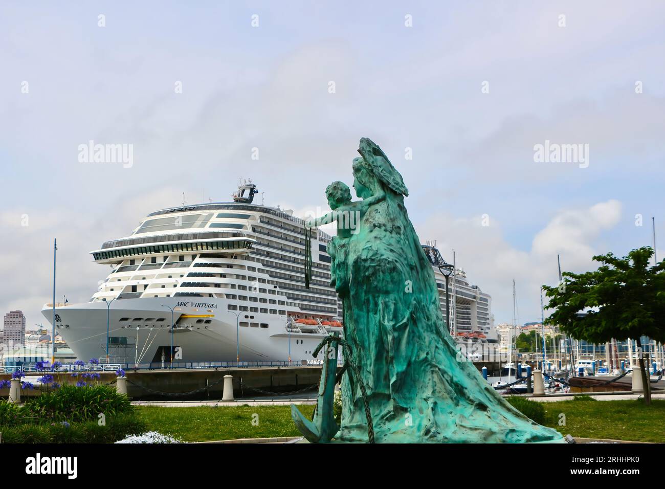 Statue en bronze de la Vierge carmen par Suso León Vázquez avec le navire de croisière MSC Virtuosa amarré dans le port de A Coruña Galicia Espagne Banque D'Images