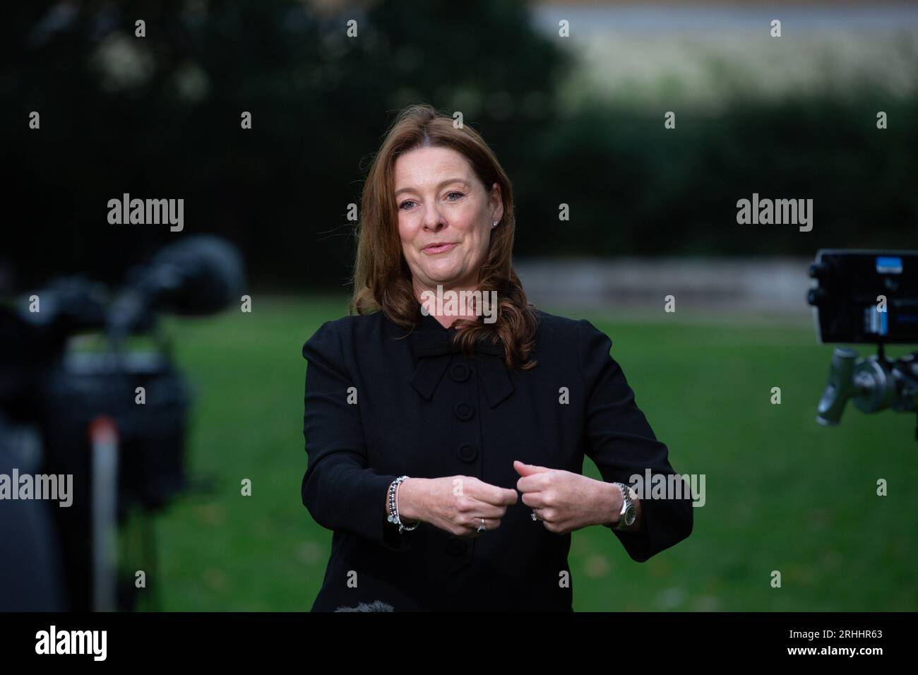 Londres, Royaume-Uni. Août 17 2023. Gillian Keegan, secrétaire d'État à l'éducation, est vue à Westminster lors de la ronde des médias du matin. Crédit : Tayfun Salci / Alamy Live News Banque D'Images