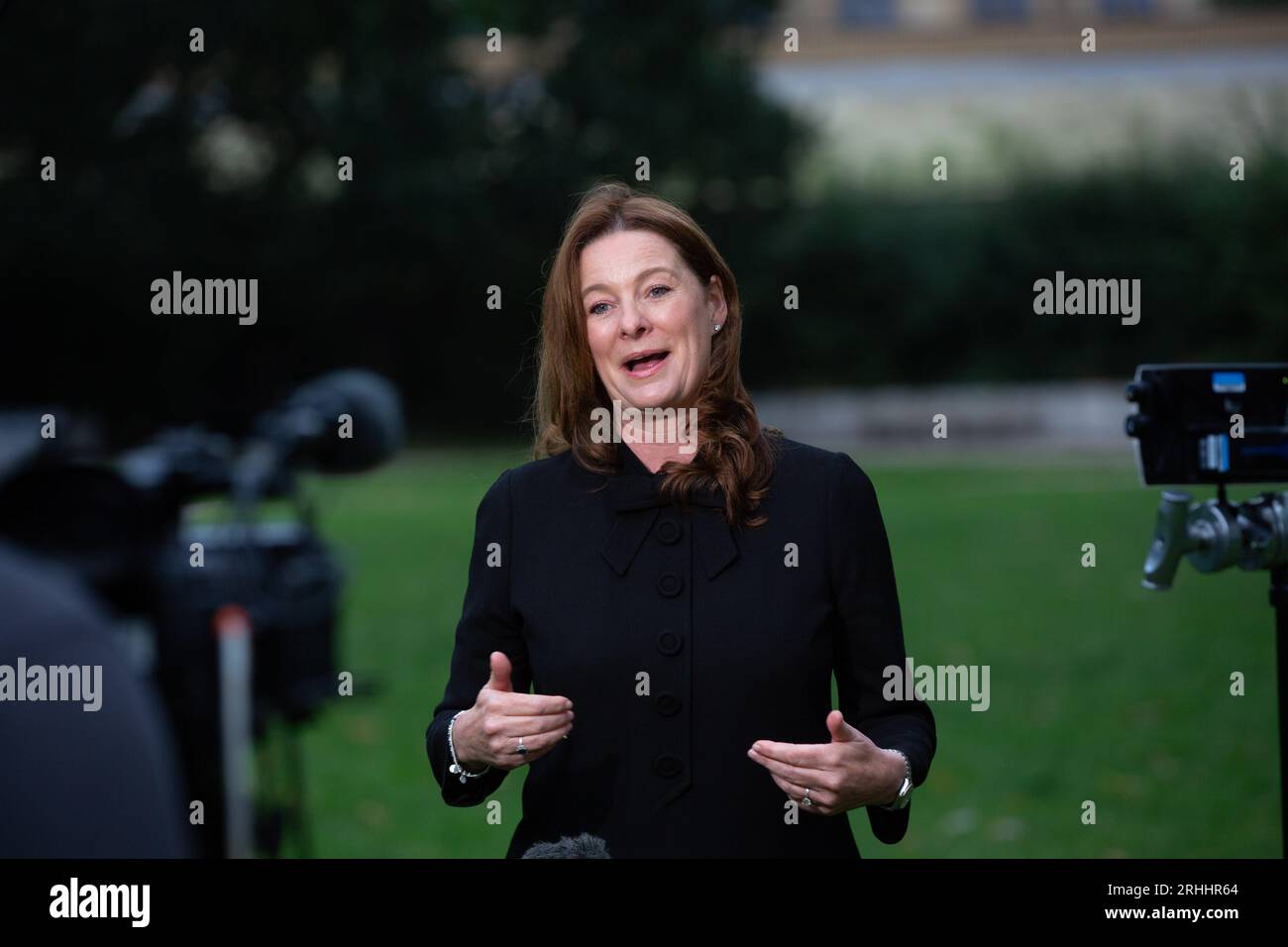 Londres, Royaume-Uni. Août 17 2023. Gillian Keegan, secrétaire d'État à l'éducation, est vue à Westminster lors de la ronde des médias du matin. Crédit : Tayfun Salci / Alamy Live News Banque D'Images