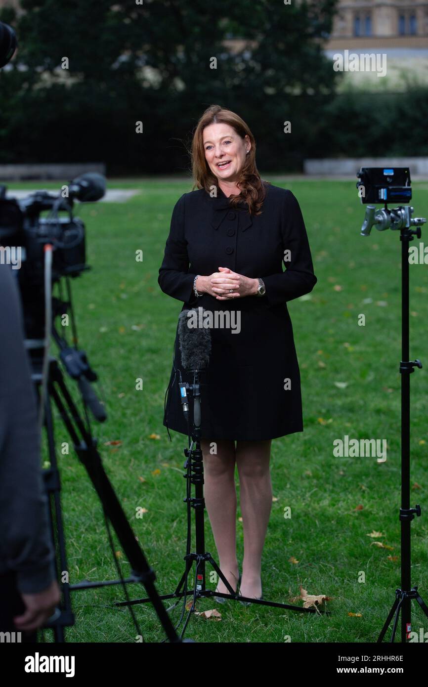 Londres, Royaume-Uni. Août 17 2023. Gillian Keegan, secrétaire d'État à l'éducation, est vue à Westminster lors de la ronde des médias du matin. Crédit : Tayfun Salci / Alamy Live News Banque D'Images