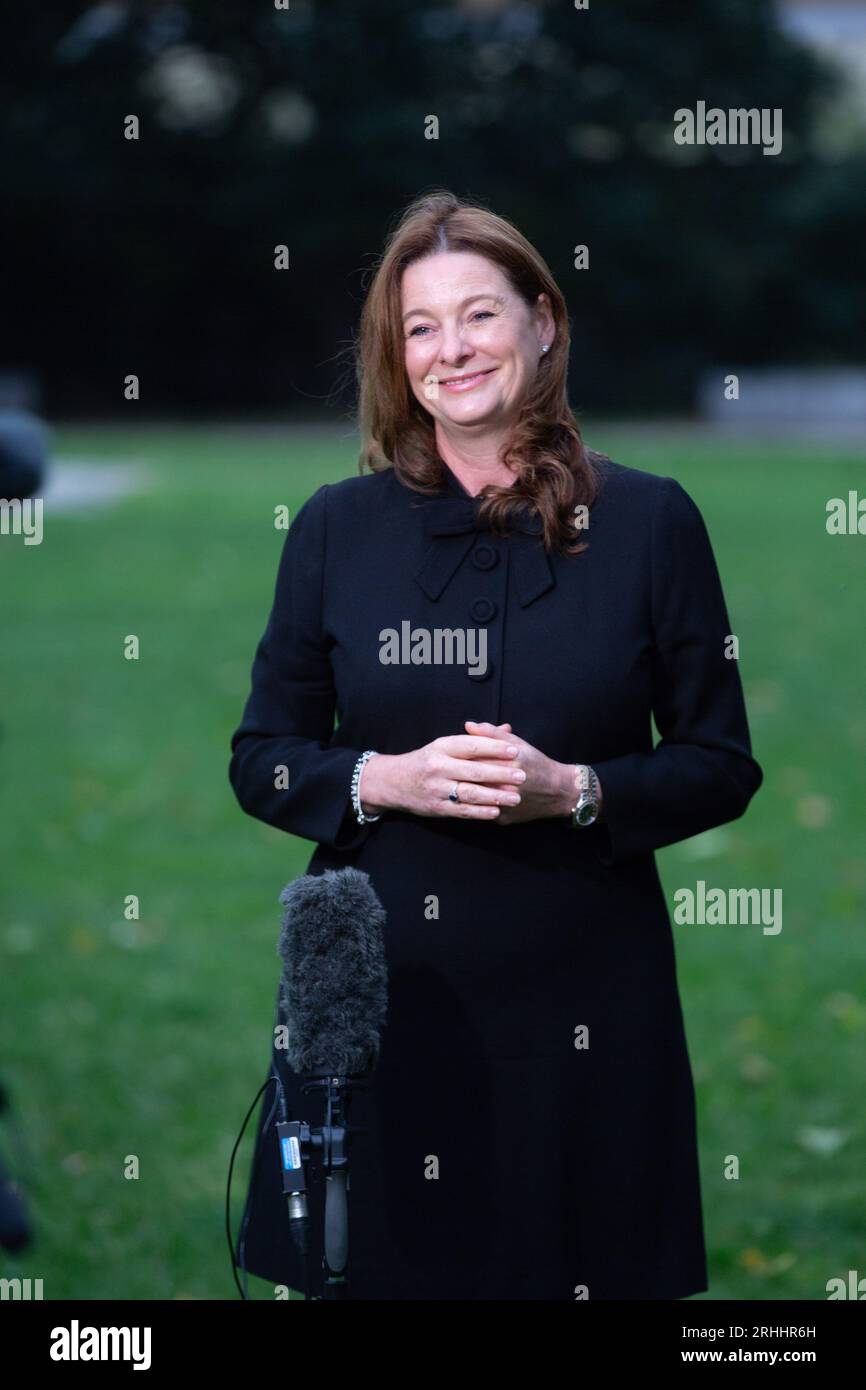 Londres, Royaume-Uni. Août 17 2023. Gillian Keegan, secrétaire d'État à l'éducation, est vue à Westminster lors de la ronde des médias du matin. Crédit : Tayfun Salci / Alamy Live News Banque D'Images