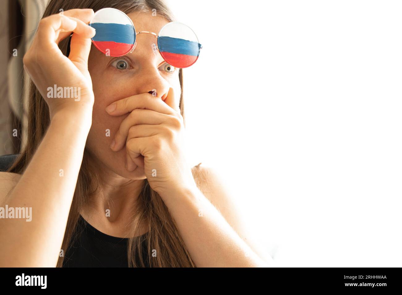 Drapeau de la Russie sur les lunettes d'une fille, aveugle et trompée par la propagande russe, ne voit rien à cause de la propagande Banque D'Images