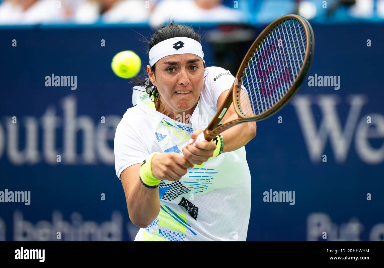 L'ONS Jabeur de Tunisie en action lors du premier tour de l'Open de l'Ouest et du Sud 2023, tournoi de tennis WTA 1000 le 15 août 2023 à Cincinnati, États-Unis Banque D'Images