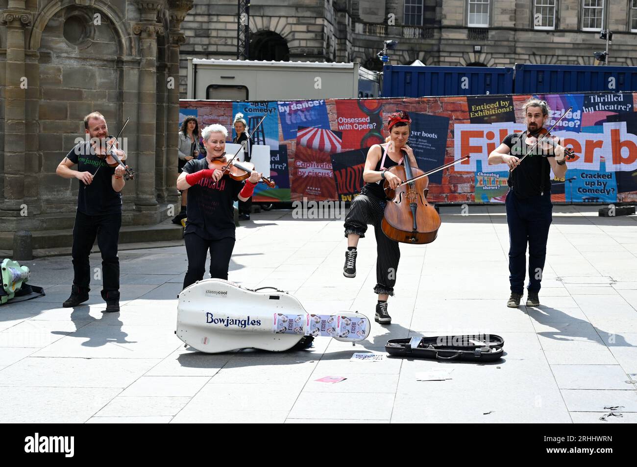 Édimbourg, Écosse, Royaume-Uni. 17 août 2023. Edinburgh Fringe : alors que The Fringe approche la fin de la deuxième semaine, le Royal Mile est toujours occupé par les visiteurs et les artistes. Quatuor à cordes Bowjangles. Crédit : Craig Brown/Alamy Live News Banque D'Images