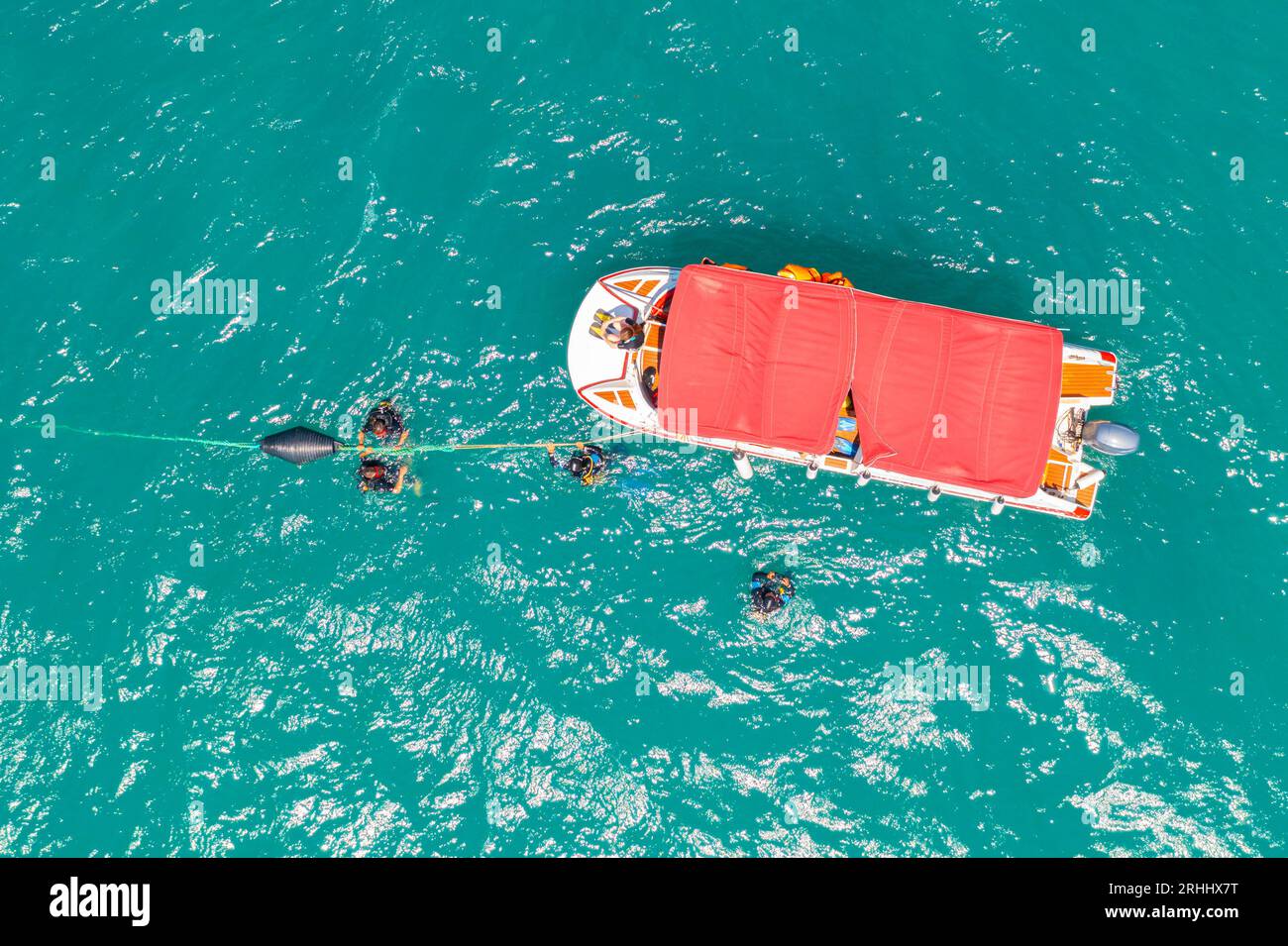 Bateau avec des gens masque de combinaison de plongée et palmes dans la mer est arrivé dans le lagon pour plonger au fond, vue aérienne de dessus Banque D'Images