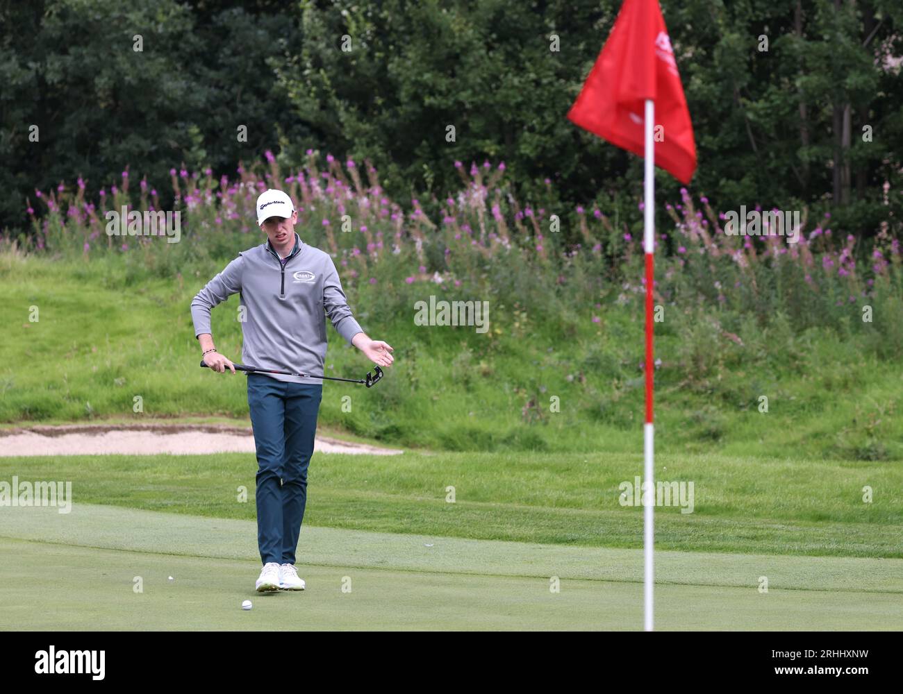 Tom McKibbin putts sur le 1e green pendant la première journée de l'ISPS HANDA World Invitational au Galgorm Castle Golf Club dans le comté d'Antrim, Irlande du Nord. Date de la photo : jeudi 17 août 2023. Banque D'Images