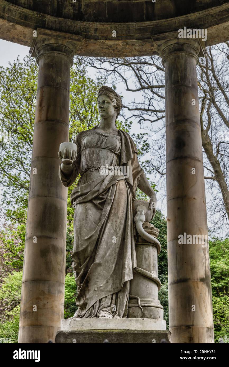 Statue d'Hygieia, la déesse grecque et romaine de la santé à St. Le puits de Bernard à Water of Leith River à Édimbourg, Écosse, Royaume-Uni. structure du 18e siècle Banque D'Images