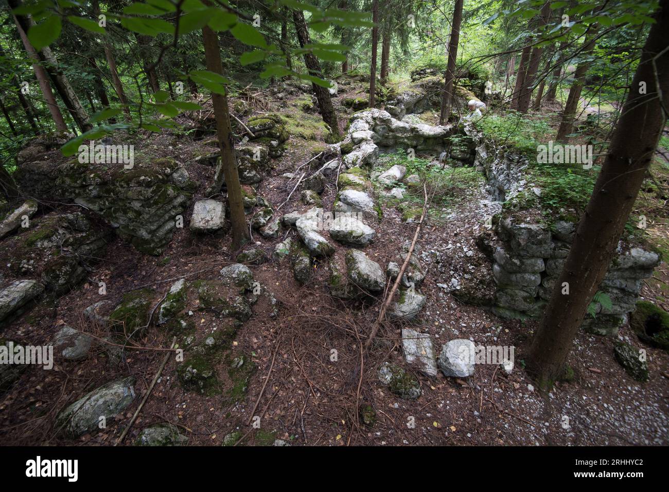 Des milliers de sacs fossilisés de ciment au dépôt de matériaux de construction près du complexe Wlodarz du projet Riese à Gluszyca, Pologne. En 1943 Allemagne nazie Banque D'Images