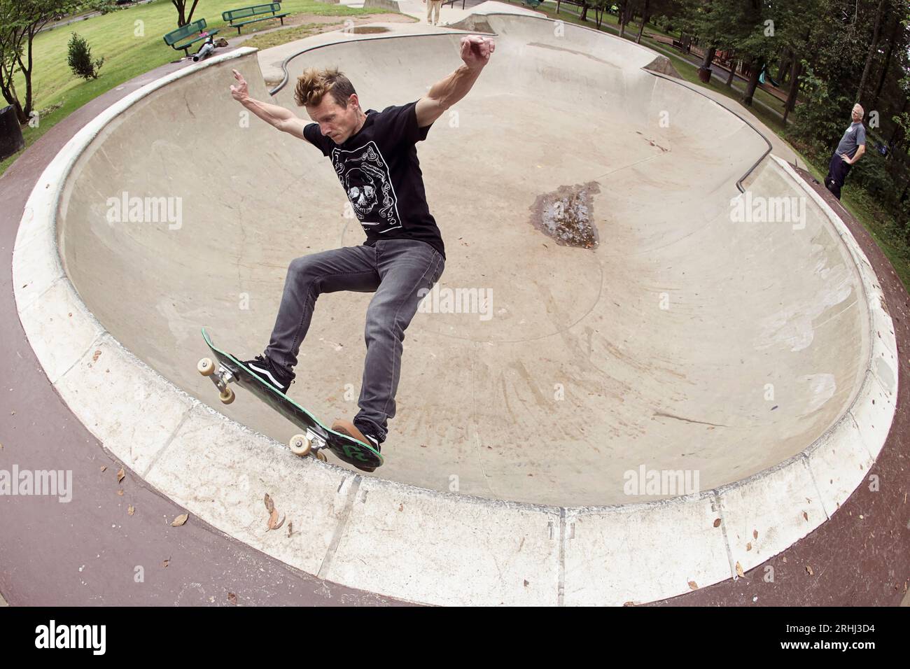 jeune homme skateboard dans un skatepark grinding pool coping Photo Stock -  Alamy