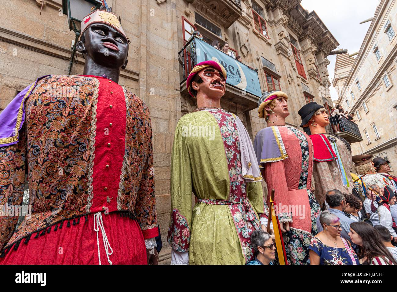 Santiago de Compostelle, Espagne. Les têtes géantes du Desfile de Cabezudos (Parade des têtes géantes) le jour de Dia del Apostol (jour des apôtres) Banque D'Images