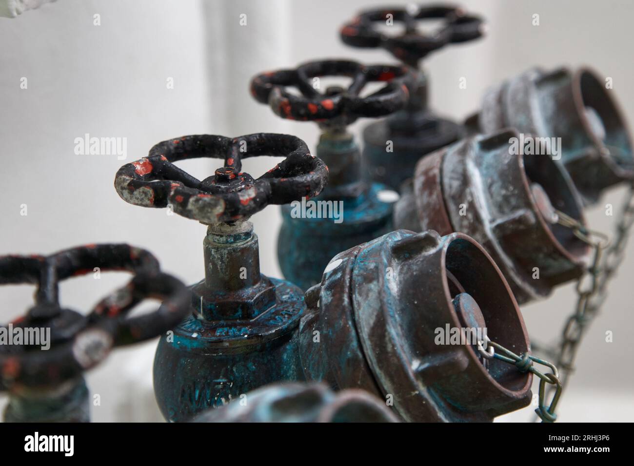 Collecteur de bouche d'incendie en laiton rouillé pour navire offshore avec poignées de vannes manuelles pour le raccordement au tuyau d'eau situé sur le pont. Système de lutte contre l'incendie fixe par FFS. Banque D'Images