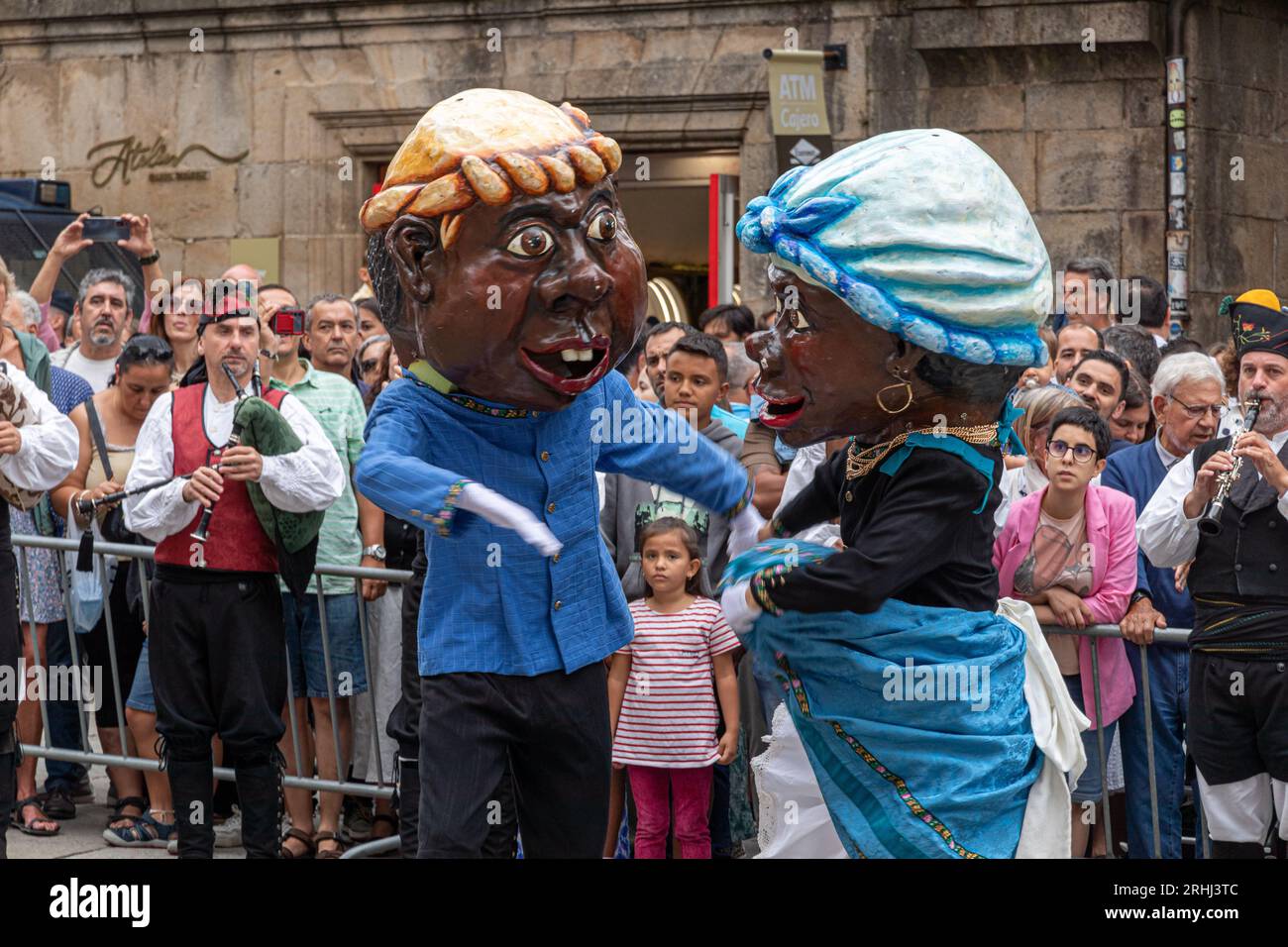 Santiago de Compostelle, Espagne. Les têtes géantes du Desfile de Cabezudos (Parade des têtes géantes) le jour de Dia del Apostol (jour des apôtres) Banque D'Images