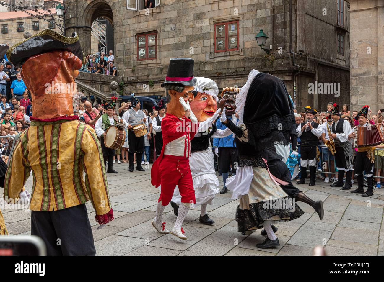 Santiago de Compostelle, Espagne. Les têtes géantes du Desfile de Cabezudos (Parade des têtes géantes) le jour de Dia del Apostol (jour des apôtres) Banque D'Images