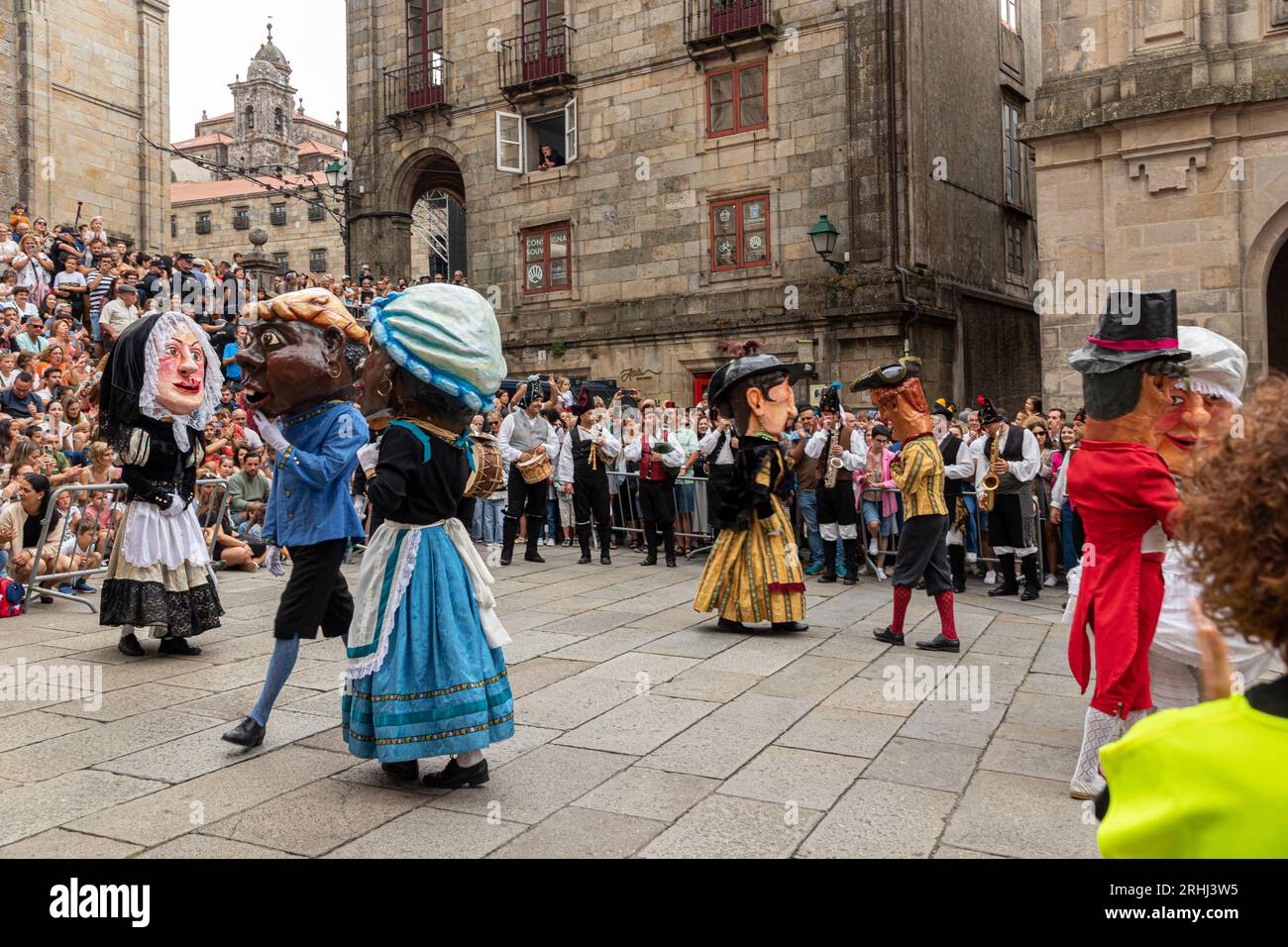 Santiago de Compostelle, Espagne. Les têtes géantes du Desfile de Cabezudos (Parade des têtes géantes) le jour de Dia del Apostol (jour des apôtres) Banque D'Images