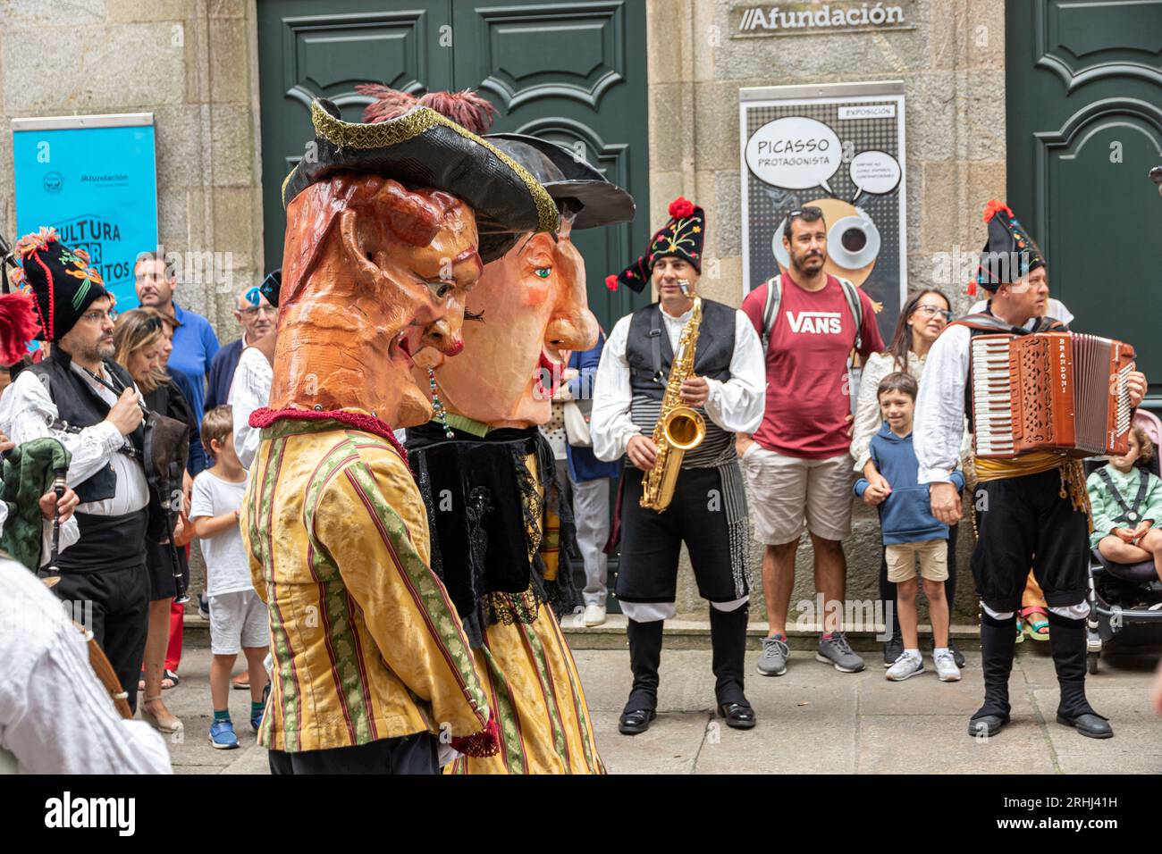 Santiago de Compostelle, Espagne. Les têtes géantes du Desfile de Cabezudos (Parade des têtes géantes) le jour de Dia del Apostol (jour des apôtres) Banque D'Images