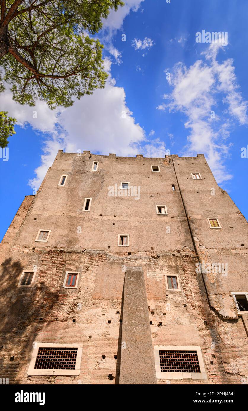 Vue sur la Torre dei Conti, une tour médiévale fortifiée située près du Colisée et du Forum romain à Rome, Italie : elle était l'une des plus impressi Banque D'Images