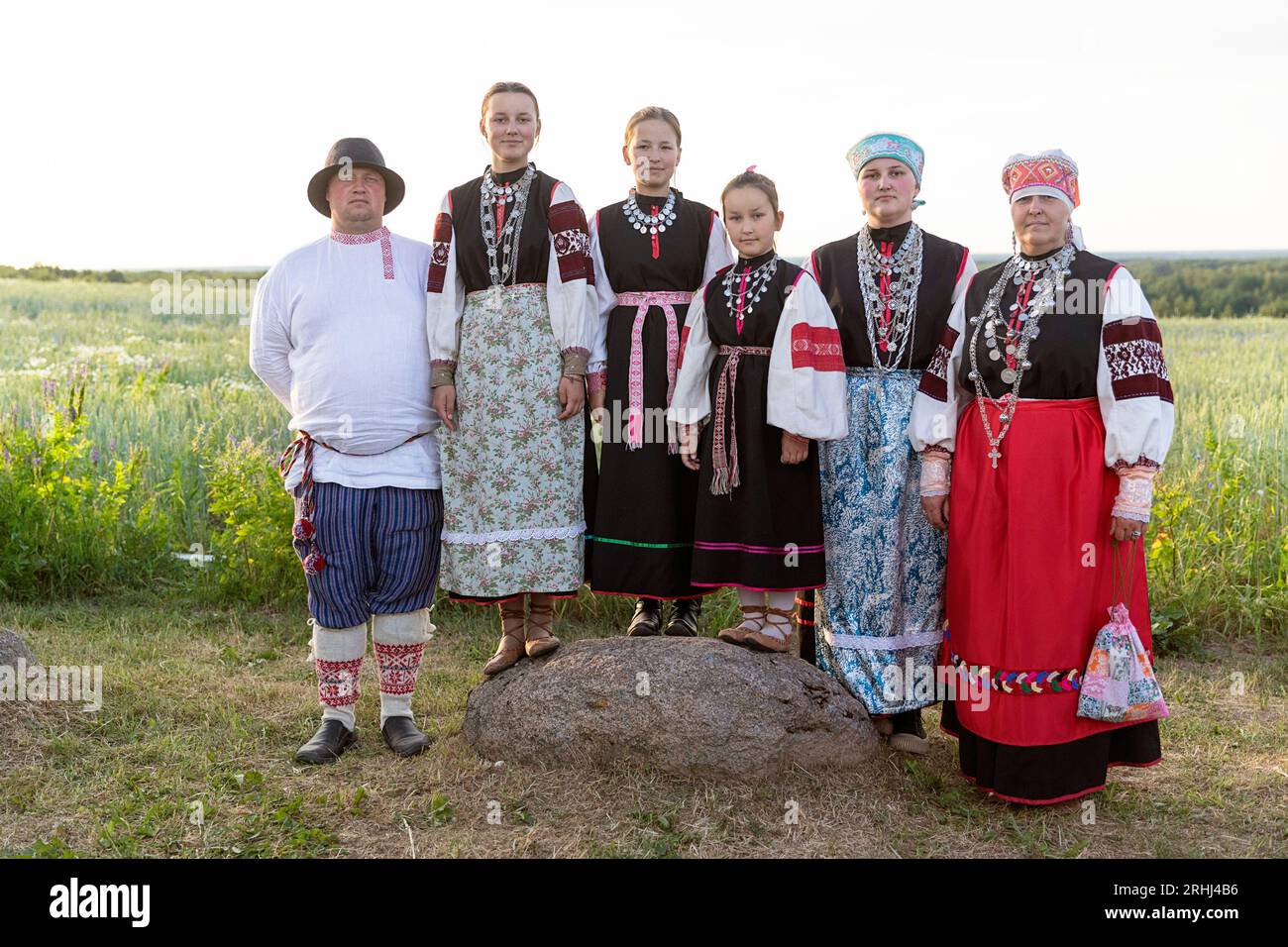 Les membres de la famille en costumes folkloriques traditionnels estoniens de seto habillés pour célébrer la fête nationale estonienne appelée Jaanipaev ou leedopaev, Estonie Banque D'Images