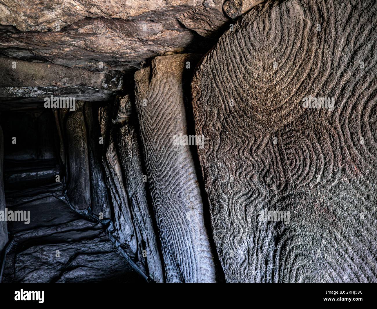 Grotte préhistorique, GAVRINIS, dolmen, art néolithique, Cairn de Gavrinis, GROTTE DE GAVRINIS INTÉRIEUR Bretagne, monticule funéraire de grotte monument, île de Gavrinis, cairn, sculptures en gros plan, Bretagne France, Chambre d'enterrement, tunnel d'entrée, sculptures de texture de surface, dolmen, sculptures de l'âge de pierre, sculptures en pierre Banque D'Images