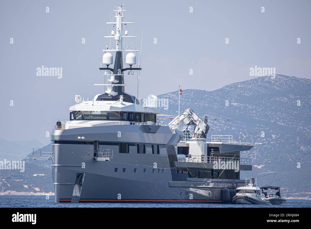 Dubrovnik, Croatie. 16 août 2023. Le yacht à moteur Aboena est vu près de Dubrovnik, Croatie le 17 août 2023. Abeona avec une longueur totale de 75,25 m est la propriété de Jeff Bezos qui est actuellement en vacances en Croatie. Photo : Grgo Jelavic/PIXSELL crédit : Pixsell/Alamy Live News Banque D'Images