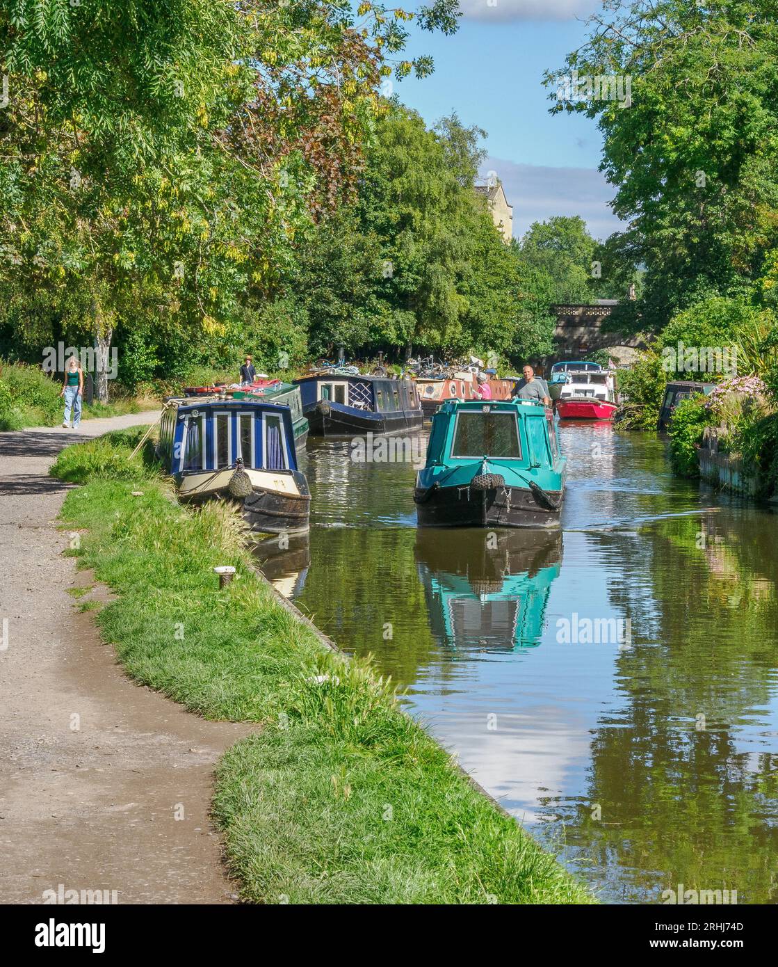 Une journée d'été sur le canal Kennet et Avon comme il traverse la ville de Bath où il atteint la rivière Avon Somerset UK Banque D'Images