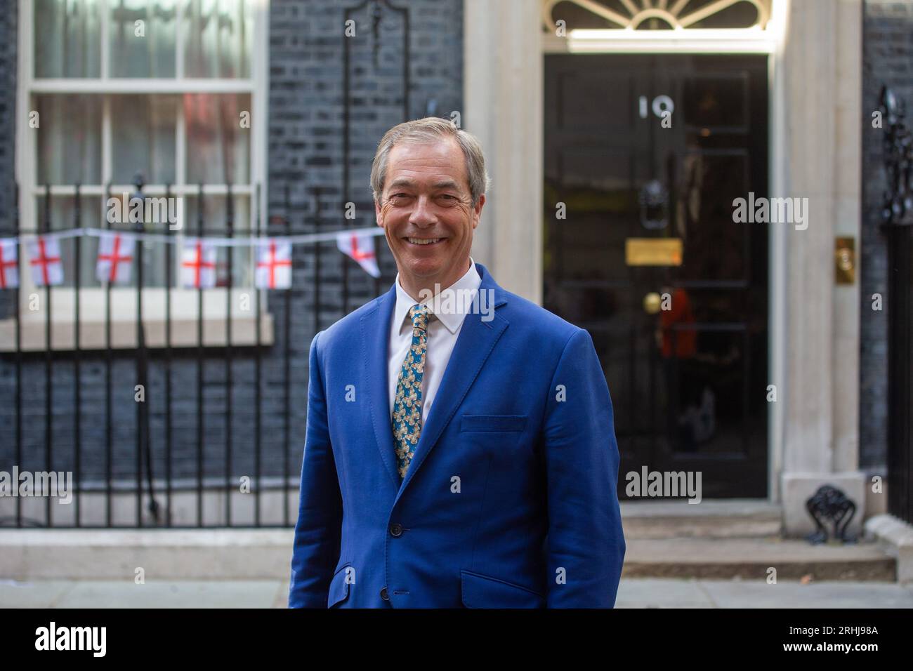 Londres, Royaume-Uni. Août 17 2023. Nigel Farage est vu Downing Street alors qu'il livre la pétition "Don't Kill Cash" au 11 Downing Street. Crédit : Tayfun Salci / Alamy Live News Banque D'Images