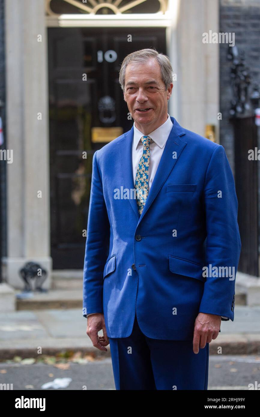 Londres, Royaume-Uni. Août 17 2023. Nigel Farage est vu Downing Street alors qu'il livre la pétition "Don't Kill Cash" au 11 Downing Street. Crédit : Tayfun Salci / Alamy Live News Banque D'Images