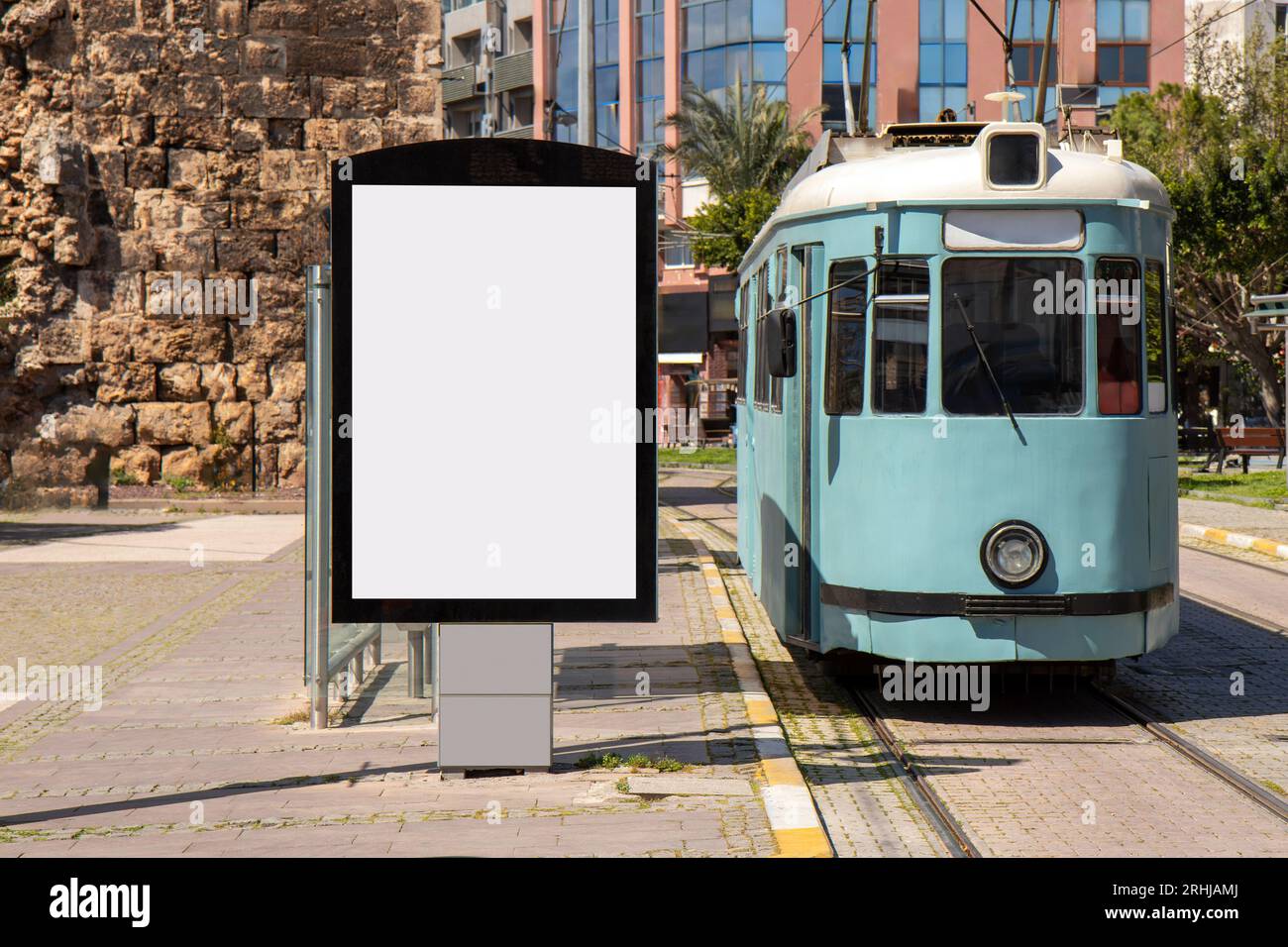 Affichage de détail de rue vierge pour la publicité extérieure à côté de l'arrêt de tram à Antaliya, Türkiye. Banque D'Images