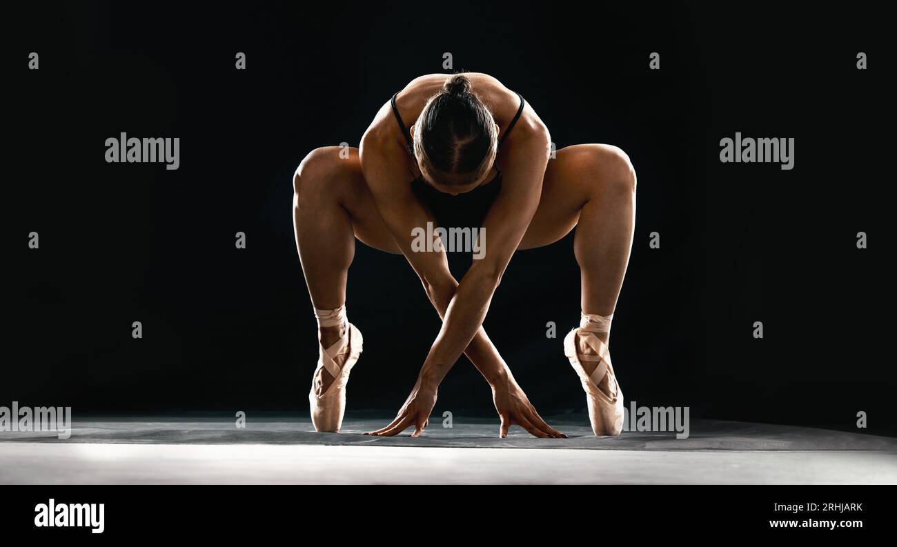 Art, ballet et femme flexible sur fond noir dans la performance de danse avec équilibre, étirement et talent. Esthétique sombre, ballerine ou danseuse Banque D'Images