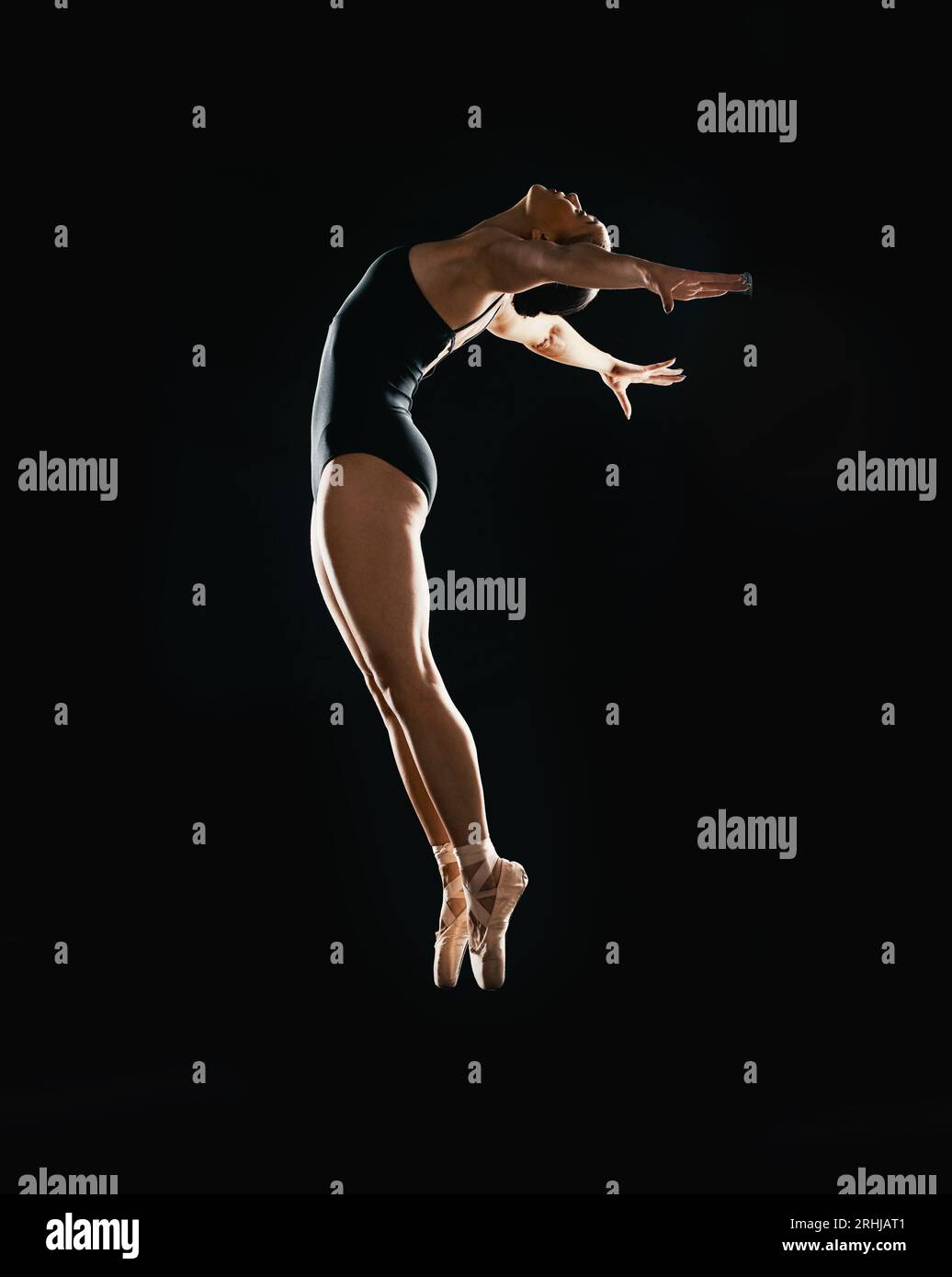 Art, saut de ballet et femme sur fond noir dans la performance de danse avec équilibre, action et talent. Esthétique sombre, ballerine flexible ou danseuse Banque D'Images