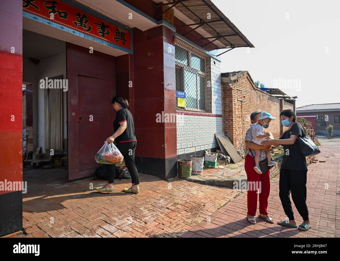 Tianjin, Tianjin en Chine. 17 août 2023. Les villageois rentrent chez eux dans le village de Shaoqidi, dans le canton de Huanghuadian, district de Wuqing, dans le nord de la Chine, Tianjin, le 17 août 2023. Au total, 15 011 personnes, le dernier groupe de personnes qui avaient été précédemment relocalisées de zones sujettes aux inondations par la rivière Yongding, sont rentrées jeudi dans leurs foyers dans 14 villages de Wuqing. À l'heure actuelle, l'approvisionnement en électricité, en eau et en gaz a été rétabli dans les villages, et l'évaluation et la reconstruction des installations endommagées sont en cours dans les zones locales. Crédit : Sun Fanyue/Xinhua/Alamy Live News Banque D'Images