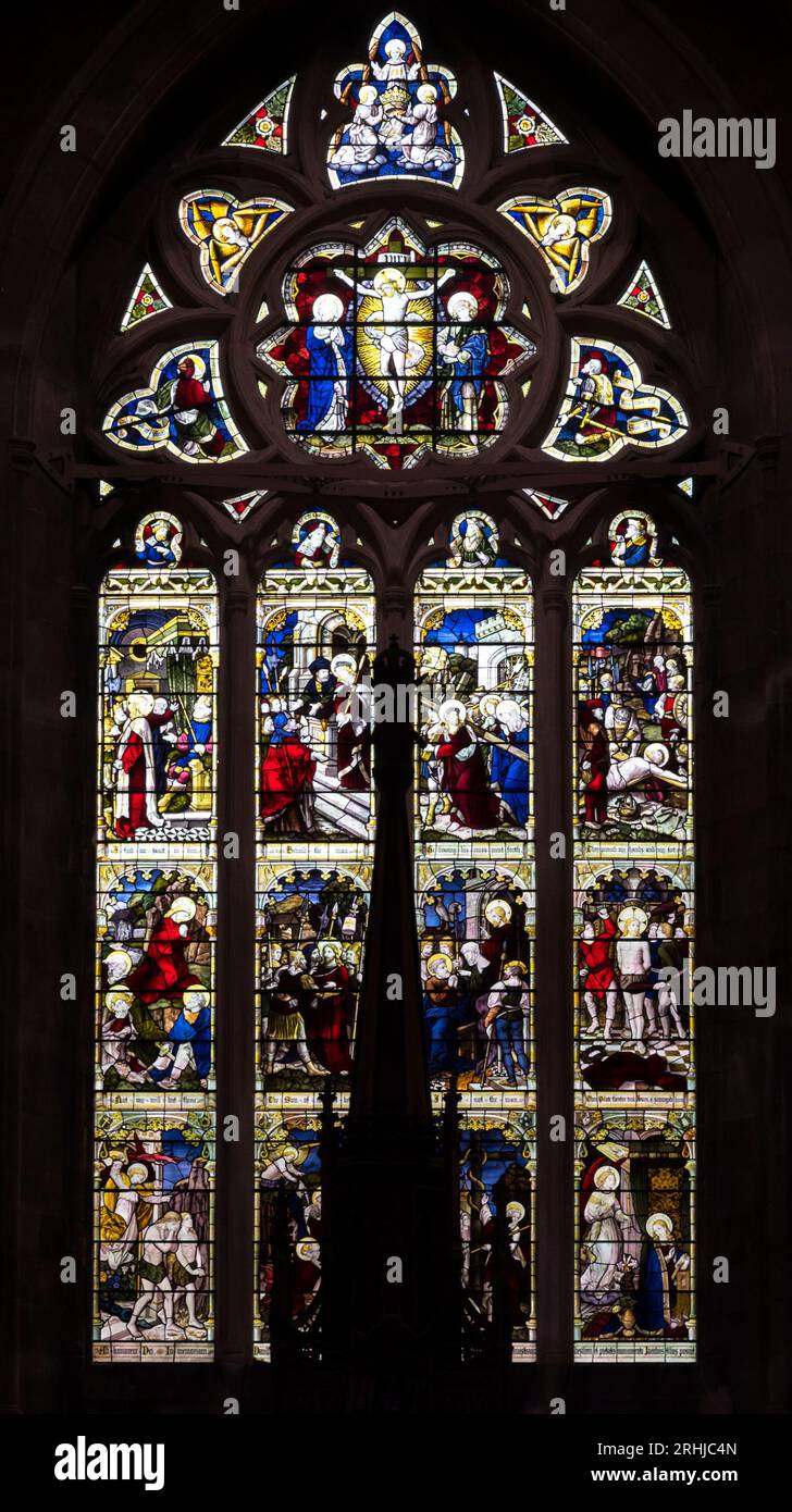 Vitraux ouest de la cathédrale de Perth dépeint la chute de l'homme et la rédemption. Il a été achevé en 1890 et réparé après les dommages causés par la tempête en 2002. Banque D'Images