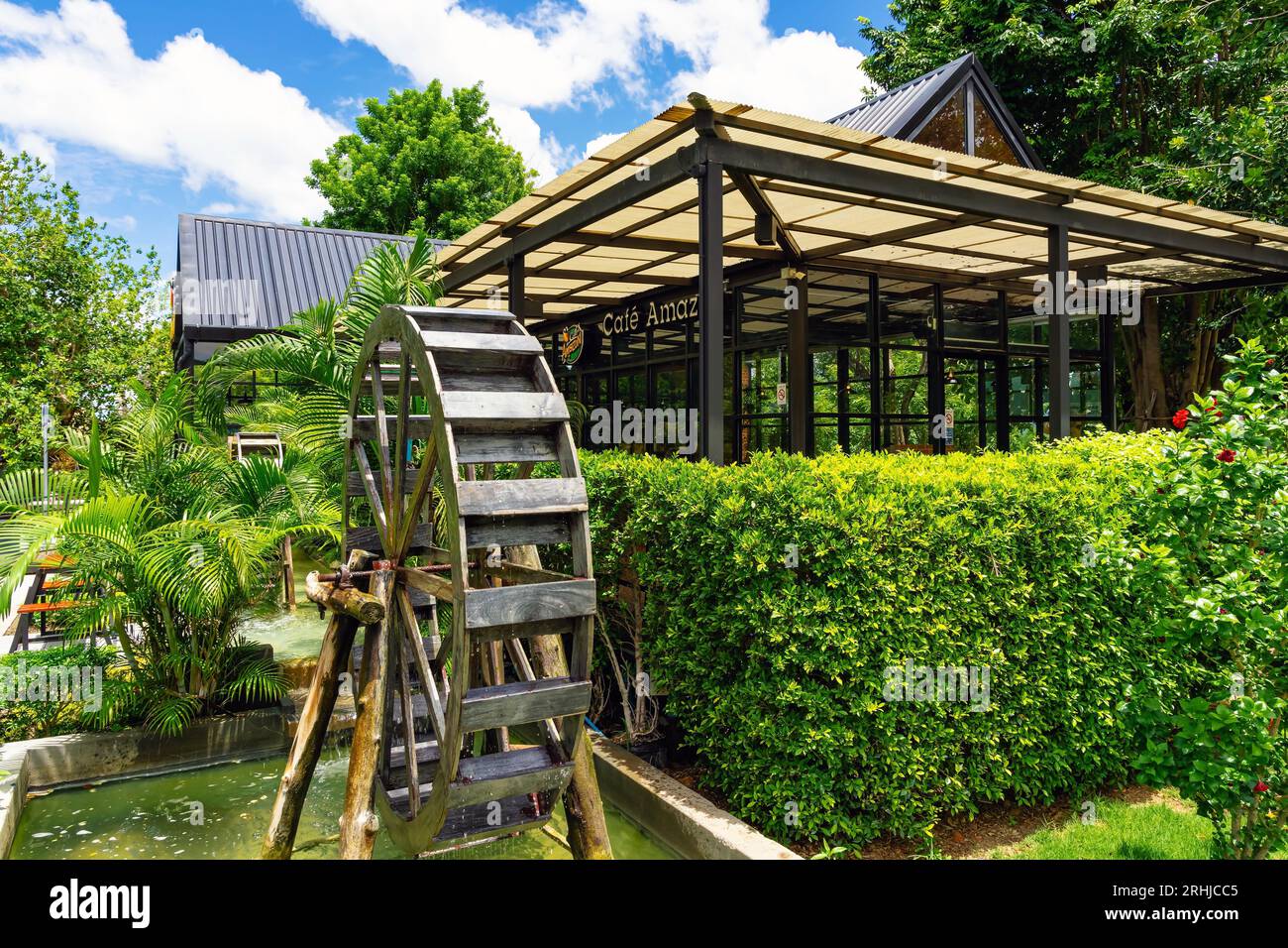 KANCHANABURI, THAÏLANDE-JUILLET 6,2023 : belle vue extérieure du café Amazon café avec l'environnement de la nature à la station d'huile PTT. Café Amazon est un f Banque D'Images