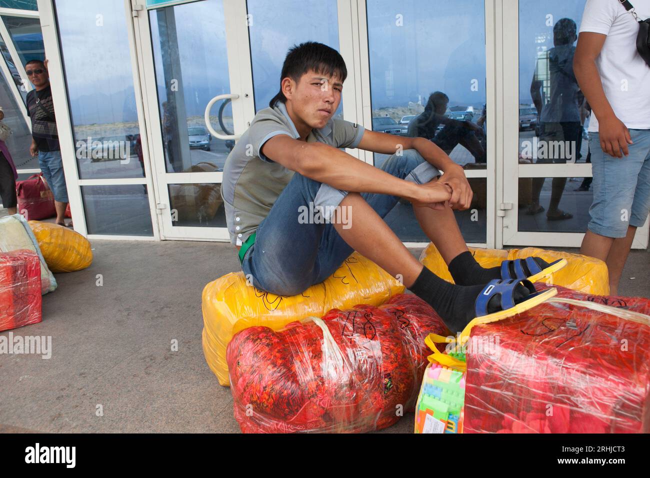 Les Kazakhs rentrant au Kazakhstan depuis la zone économique spéciale de Khorgos à la frontière sino-kazakhe doivent faire inspecter leurs marchandises dans un grand nouveau c Banque D'Images