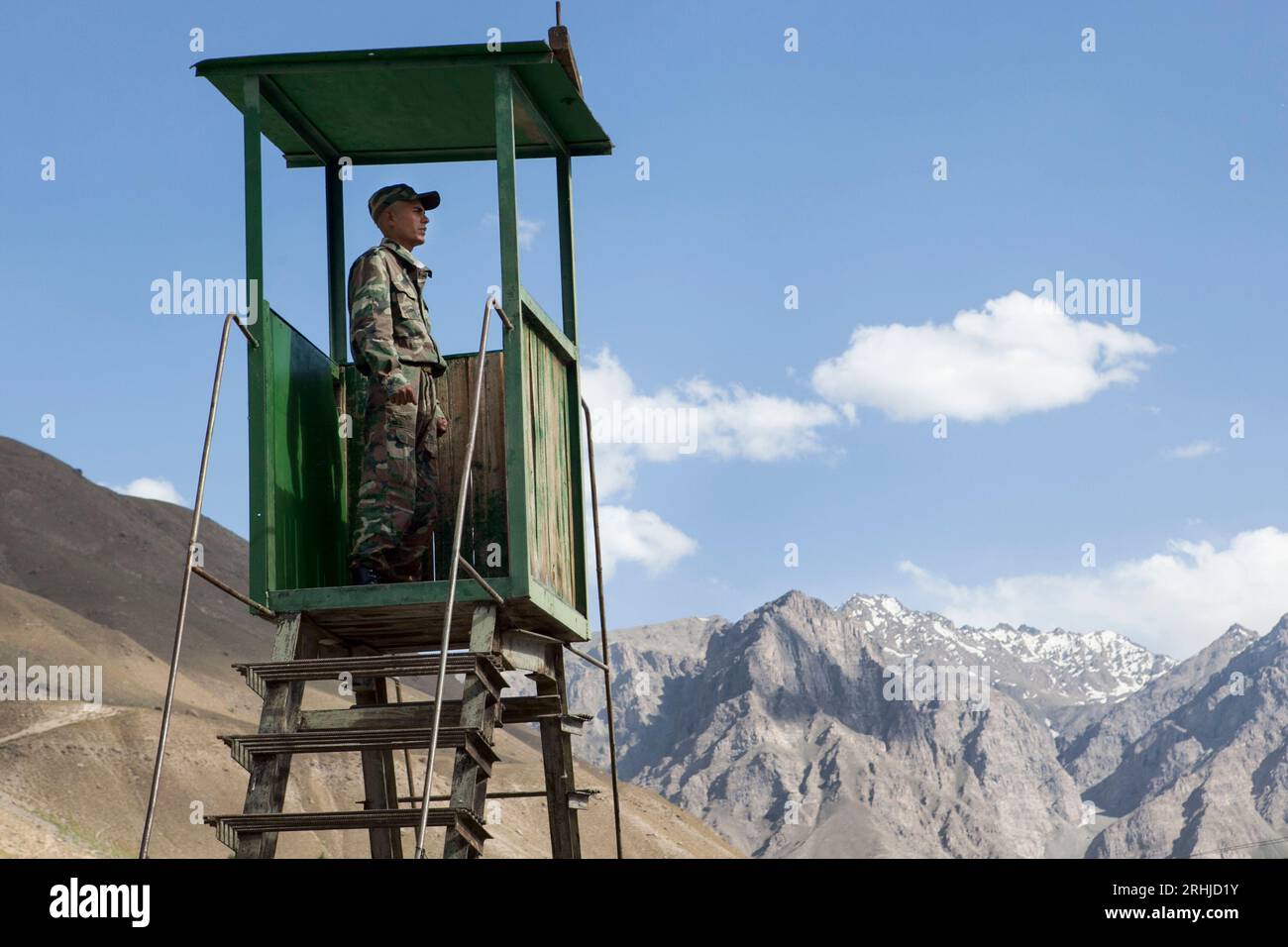 Depuis un avant-poste frontalier près de Khorogh, au Tadjikistan, de jeunes conscrits observent les régions reculées du nord de l'Afghanistan. Banque D'Images