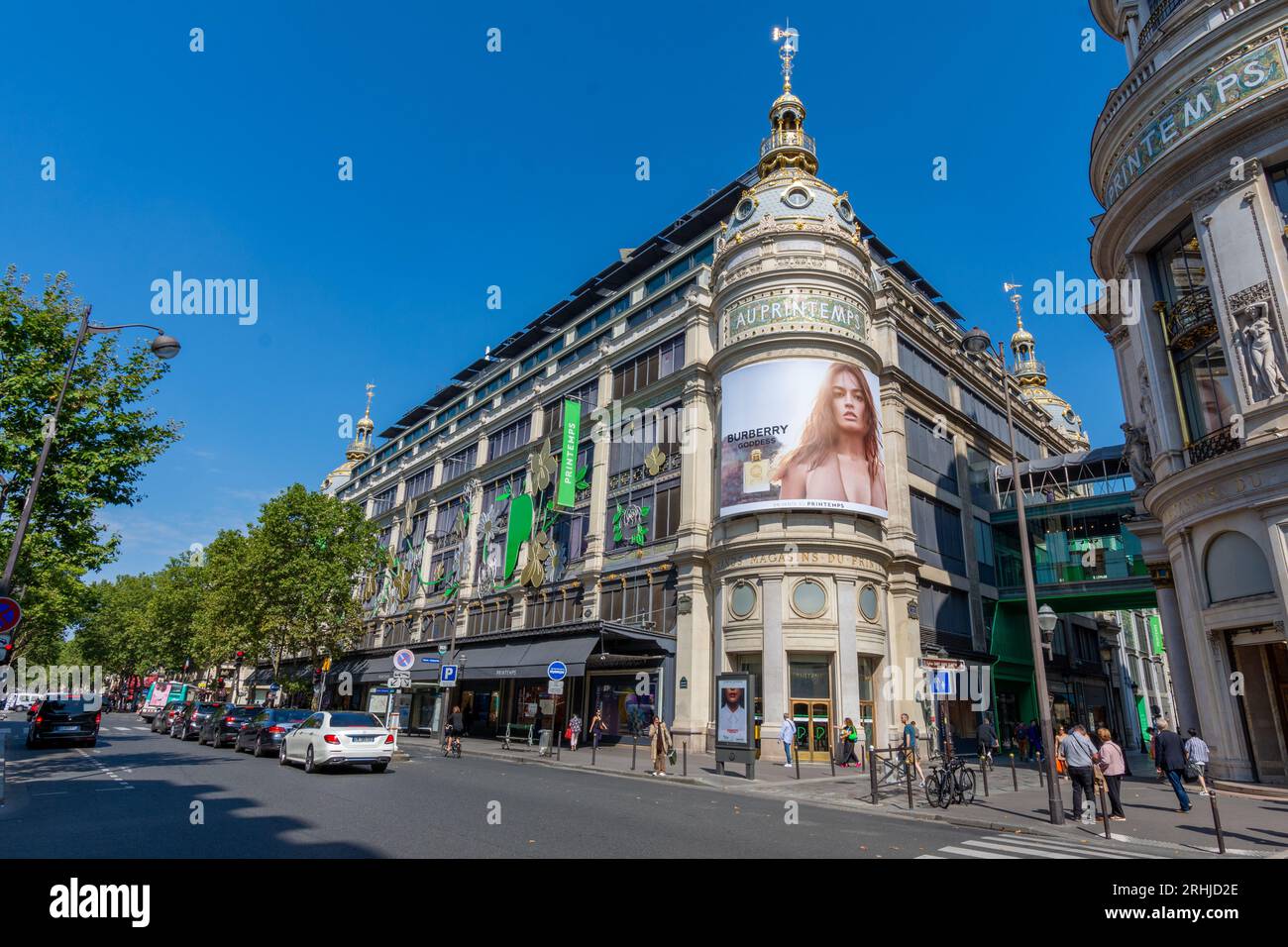 Panneau publicitaire de parfum Burberry Goddess couvrant la façade du Printemps Haussmann, célèbre grand magasin de Paris, France Banque D'Images