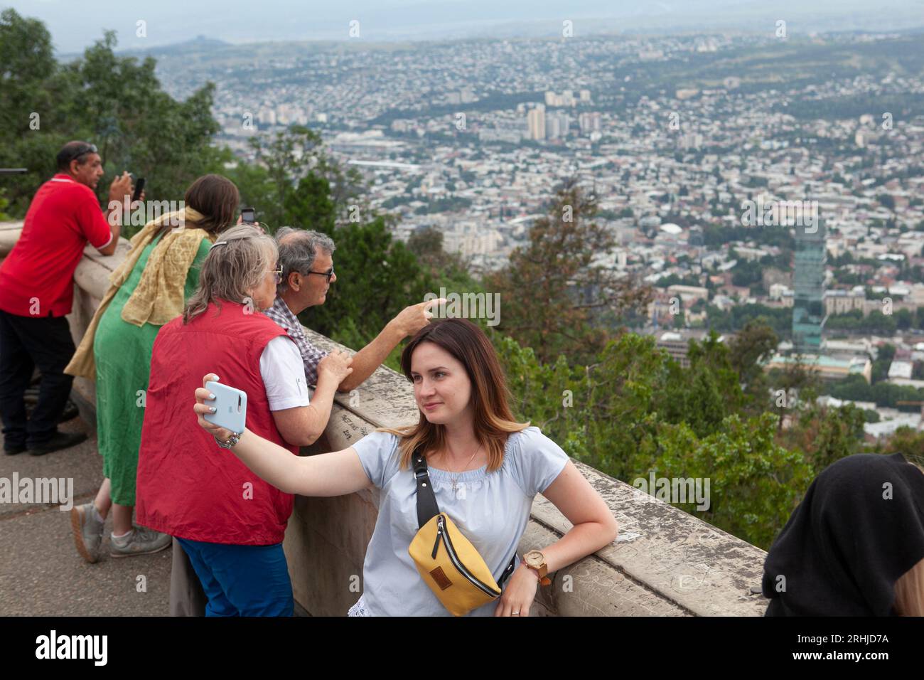 Une femme prend un selfie à Tbilissi, en Géorgie. Banque D'Images