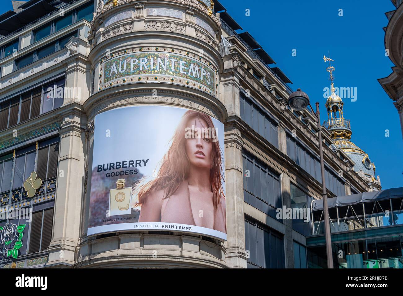 Panneau publicitaire de parfum Burberry Goddess couvrant la façade du Printemps Haussmann, célèbre grand magasin de Paris, France Banque D'Images