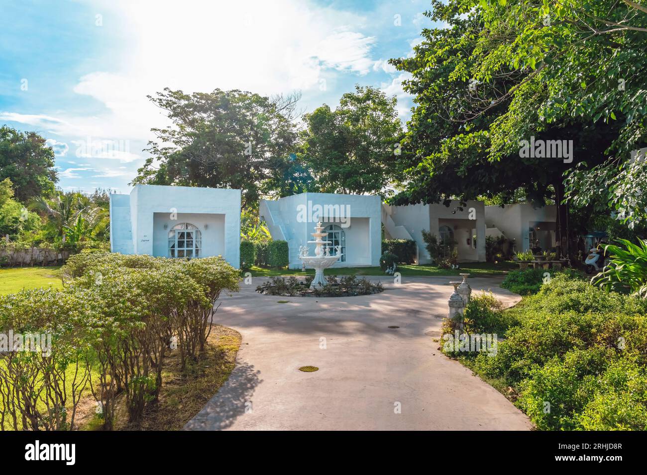 KANCHANABURI-THAÏLANDE,juin 30,2023 : magnifique vue extérieure de la station moderne dans le style loft ou décoration de Lodge confortable dans le style moderne de la Villa la FL Banque D'Images