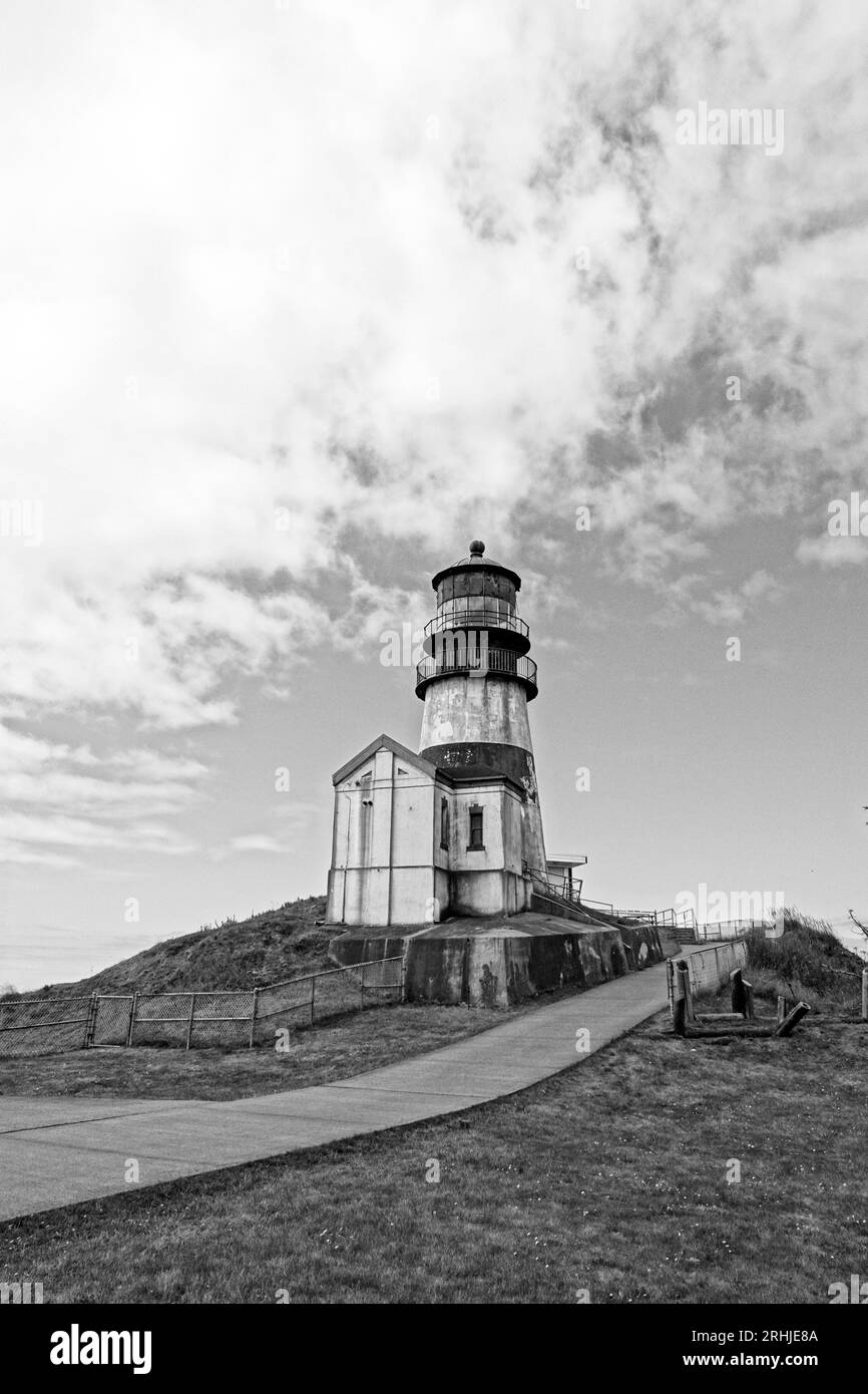 Le phare de Cape Disceptance, dans le parc d'État de Cape Disceptance, dans l'État de Washington, sur la rive nord du fleuve Columbia. C'était le premier phare du Pacifique Nord-Ouest. Banque D'Images